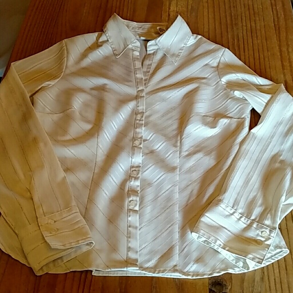 Beautifully tailored striped button down shirt. - Picture 3 of 5